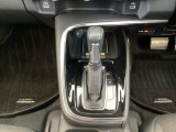 運転席周辺のスマートなレイアウトが、操作のしやすさを実現。快適なドライブをサポートします。手元で操作ができる、電子制御パーキングブレーキ。