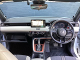運転席周りです。カップホルダーや小物の収納などは必須ですよね!!使い勝手の良いつくりになっております!!