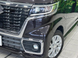 【LEDヘッドライト】悪天候や夜間走行時も良好な視界を確保し安心して運転できる高輝度LEDヘッドライトを装備!点灯速度が早く、消費電力も抑えられています。