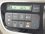 【オートエアコン】一度お好みの温度に設定すれば、車内の温度を検知し風量や温度を自動で調整。暑い&hellip;寒い&hellip;と何度もスイッチ操作をする必要はありません。快適な車内空間には必須の機能ですね♪