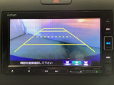 バックでの車庫入れも安心です! リアカメラが付いているバックモニター付のナビを装備しております。操作線もついており距離感も画面から確認できます。