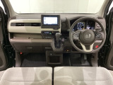 車内は光触媒抗菌消臭施工済です。スタイリッシュなデザインで暖かみのあるインパネ周りを演出します。グローブボックスやカップホルダーのほかにトレーなどたくさんの収納スペースが装備されています。