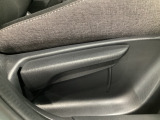 運転席にはドライバーの体型や好みに応じて前後方向だけでなく、高さの調整ができるシートリフターを装備!