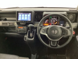 車内は光触媒抗菌消臭施工済です。インパネ周りはスタイリッシュなデザインで機能や装備も充実しています。グローブボックスやカップホルダーのほかにトレーなどたくさんの収納スペースが付いています。