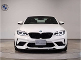 【BMWの伝統】BMWの特徴的な&ldquo;キドニーグリル&rdquo;は、80年以上続く伝統の形でございます。変わらないこだわりのデザインが、プレミアムブランド&ldquo;BMW&rdquo;を創り出します。