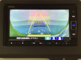 バックでの車庫入れも安心です! リアカメラが付いているバックモニター付のナビを装備しております。操作線もついており距離感も画面から確認できます。