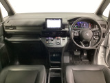 車内は光触媒抗菌消臭施工済です。インパネ周りはスタイリッシュなデザインです。グローブボックスやカップホルダーのほかにトレーなどたくさんの収納スペースが付いています。