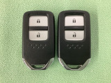 スマートキーを装備しています。鍵を差し込むことなくドアロックの開け閉めと、スタートボタン操作でのエンジンスタートができます。スペアキーも同じものを用意しております。