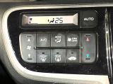 【オートエアコン】一度お好みの温度に設定すれば、車内の温度を検知し風量や温度を自動で調整。暑い&hellip;寒い&hellip;と何度もスイッチ操作をする必要はありません。快適な車内空間には必須の機能ですね♪