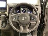 ハンドルにHondaセンシング系のクルーズコントロールやレーンキープアシストなどのスイッチと、オーディオの操作スイッチが装備されています。ハンドルから手を離さず安全に操作できます。