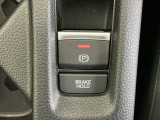 パーキングブレーキはスマートな電子制御式と合わせて渋滞時等にブレーキペダルから足を離しても停車状態を保持してくれるオートブレーキホールド機能で運転が楽になります。スタートはアクセルペダルを踏むだけ