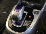 ハイブリッド専用セレクトレバーです。シフトチェンジを電子信号で送信するセレクトレバーを採用していますので、軽快でスマートな操作を楽しめます。