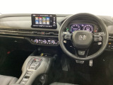 車内は光触媒抗菌消臭施工済です。スタイリッシュなデザインでスポーティなインパネ周りを演出します。グローブボックスやカップホルダーのほかにトレーなどたくさんの収納スペースが付いています。