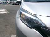 ハロゲンヘッドランプ付車です。シンプルな構造ゆえに信頼性が高く、万一の玉切れの際も交換コストが安く抑えれるのが魅力です。旅先でのトラブルにも迅速に対応できる実用性に優れた装備です。