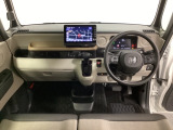 車内は光触媒抗菌消臭施工済です。インパネ周りはスタイリッシュなデザインで機能や装備も充実しています。グローブボックスやカップホルダーのほかにトレーなどたくさんの収納スペースが付いています。