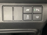 VSA装備車です。VSAはドライバーの操作と車の動きを見守っています。もし車の挙動が乱れたとき、4輪別々にブレーキをかけたり、エンジンパワーをしぼることによって車を安定させます。