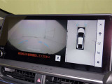 パノラミックビューモニターシステムが付いているので車の上から見た映像が確認できますよ。 一目で車両周辺の情報を確認できますが、直接安全をご確認下さい。