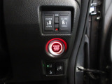 両側電動スライドドア。荷物で手が塞がる時など簡単にドアの開閉が出来ます。何より力いらずで開閉OK。女性やお年寄りにも優しい。電動機能はOFFにもできますから元気なお子様の駆け出しも安心。
