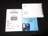 カギをバッグやポケットに入れたままでもドアロックの開閉やエンジン始動ができる『スマートキー』付き!暗くなってもキー穴を捜す必要が無くとっても便利ですから人気の装備です!