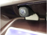 バックカメラが付いているので後方確認が非常にしやすいです。今や運転初心者も熟練者も必須装備!ついていて損はないですね♪