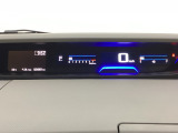 デジタル表示のスピードメーターとタコメーターを大きく配した見やすいメーター部になっています。左側のインフォメーション画面でオドメーターや燃費などの情報を確認できます。