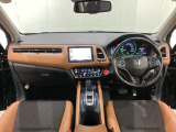 車内は光触媒抗菌消臭施工済です。スタイリッシュなデザインでスポーティなインパネ周りを演出します。グローブボックスやカップホルダーのほかにトレーなどたくさんの収納スペースが付いています。