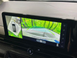 【アラウンドビューモニター】専用のカメラにより、上から見下ろしたような視点で360度クルマの周囲を確認することができます☆死角部分も確認しやすく、狭い場所での切り返しや駐車もスムーズに行えます。