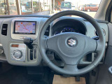 使いやすく安全な操作性と良好な視界を実現した運転席!