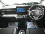 運転にかかわる様々な操作を安全に行えるように視点移動が少なく、操作性に配慮されたスイッチ類が凝縮されたコクピットです。