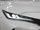 「アダプティブハイビームシステム(AHS)」が装備。LEDの配光範囲を細やかに制御し、先行車や対向車に光が当たる部分だけを自動的に遮光するので、ハイビームでの走行頻度がより向上します。