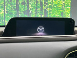 【8.8インチマツダコネクト】車内の雰囲気にマッチした大型のディスプレイ。スマホ接続でのナビ使用やBluetooth再生等、様々な機能が楽しめます。直感的なダイヤル操作が可能で、使い勝手も良好です。