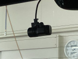 後方にもドライブレコーダーのカメラが付いています。前後両方でお車の周りを監視・記録いたします。