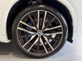 BMWの純正アロイホイールは軽量かつ強度にも優れているホイールで走行性能を引き上げる設計になっております。足元にもBMWは妥協がなくこだわっている個所になります。