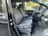 体を包み込む形のシートなので、長時間運転しても疲れません。