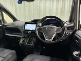 運転席まわりです。 各操作スイッチは使いやすい位置に配置されてます。