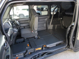 軽バン初のピラーレス仕様を採用。助手席側に1580MMの大きな開口部が生まれ、荷室へのアクセスが向上しました。ピラーの機能は助手席ドアとスライドドアに内蔵し、高い衝突安全性能も確保しています。