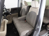 運転席と助手席は足元が繋がっているので自由に行き来しやすいので駐車場が狭いときでも助手席側からスムーズに乗り降りできて便利!