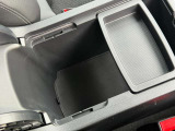 大容量のセンターコンソールボックスを装備。小物や日用品をすっきり収納でき、車内をスマートに保てます。取り外し可能なトレイ付きで、使い勝手にも配慮された実用性の高い収納スペースです。