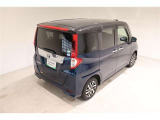 後部座席とリヤはプライバシーガラスになっています。座っている人や置いてある荷物が見えにくくなっているのでプライバシーの確保が出来ます。