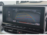 パノラミックビューモニターを装備!上から車両を見下ろしたような映像をナビ画面に表示できます。車両前後左右に搭載した4つのカメラ映像を継ぎ目なく合成!目視では見えない部分もリアルタイムで見れます。