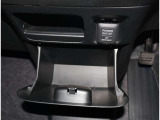 スマートキー付きです。スマートキーとは鍵を車に差し込まなくても、ドアノブを触ったりするだけで、ドアロックを解錠できます。これが凄く便利なんですよ。