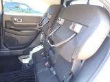 ◆チップアップ&ダイブダウン機構付【ULTR SEAT】は後席座面を左右分割で跳ね上げることができます。トランクで積載できない背の高い荷物をラクラク収納できます。ホンダ車ならではの人気装備です。