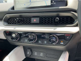 オートエアコンは左右席で独立温度コントロールが可能です。シートヒーター付きで、冷えた車内でもスイッチを押せば数秒で座面と背もたれがあたたかくなります。