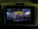 バックカメラの画像です。ガイドラインがスムースな車庫入れをサポートいたします。車庫入れの安心感がアップしますね。
