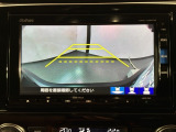 リバースギアに入れるだけで後方の表示へ切り替わります。夜間や雨の日の駐車も楽になりますよ。