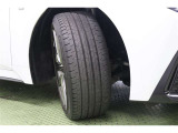 タイヤサイズ フロント235/40R19。リヤ:265/35R19。