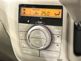 【オートエアコン】一度お好みの温度に設定すれば、車内の温度を検知し風量や温度を自動で調整。暑い&hellip;寒い&hellip;と何度もスイッチ操作をする必要はありません。快適な車内空間には必須の機能ですね♪