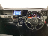 車内は光触媒抗菌消臭施工済です。インパネ周りはスタイリッシュなデザインです。グローブボックスやカップホルダーのほかにトレーなどたくさんの収納スペースが付いています。
