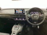 車内は光触媒抗菌消臭施工済です。スタイリッシュなデザインでスポーティなインパネ周りを演出します。グローブボックスやカップホルダーのほかにトレーなどたくさんの収納スペースが付いています。