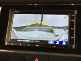 リバースギアに入れるだけで後方の表示へ切り替わります。夜間や雨の日の駐車も楽になりますよ。